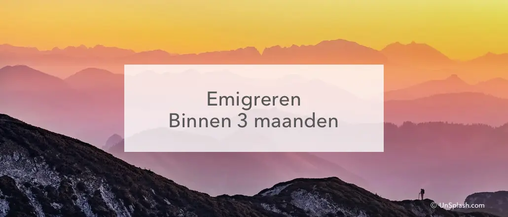 berglandschap in diverse kleuren door zonsondergang, in het midden de tekst "Emigreren binnen drie maanden"