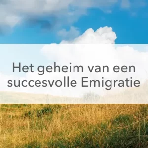 met geel gras begroeide heuvel en een berghut tegen een blauwe lucht met witte wolken, in het midden de tekst: het geheim van een succesvolle emigratie