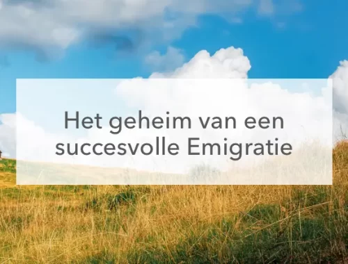 met geel gras begroeide heuvel en een berghut tegen een blauwe lucht met witte wolken, in het midden de tekst: het geheim van een succesvolle emigratie