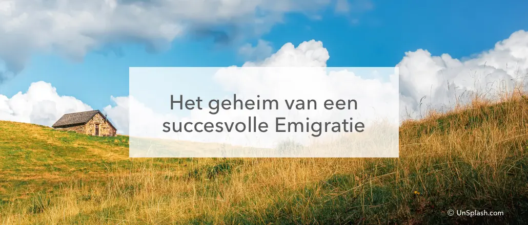 met geel gras begroeide heuvel en een berghut tegen een blauwe lucht met witte wolken, in het midden de tekst: het geheim van een succesvolle emigratie