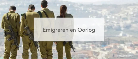 groep soldaten en tekst "Emigreren en oorlog"