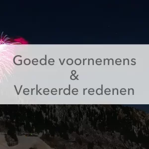 vuurwerk in besneeuwd gebergte in het midden de tekst goede voornemens en verkeerde redenen