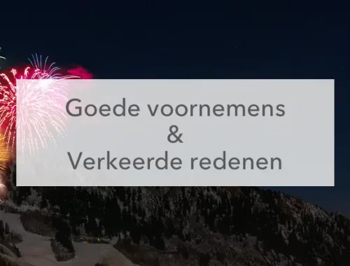 vuurwerk in besneeuwd gebergte in het midden de tekst goede voornemens en verkeerde redenen