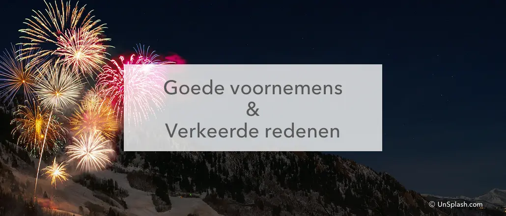 vuurwerk in besneeuwd gebergte in het midden de tekst goede voornemens en verkeerde redenen