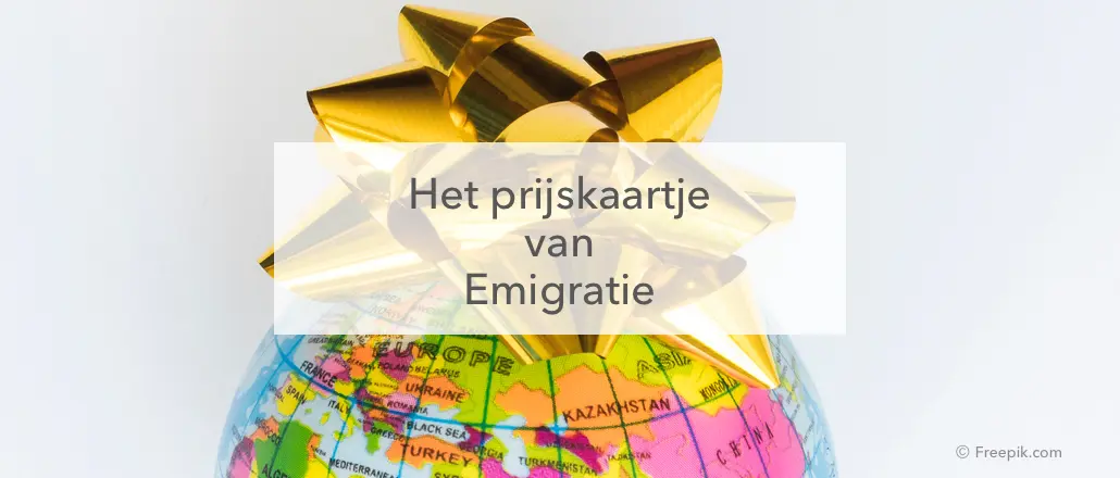 globe met een strikje erop, en tekst "Prijskaartje van Emigratie"