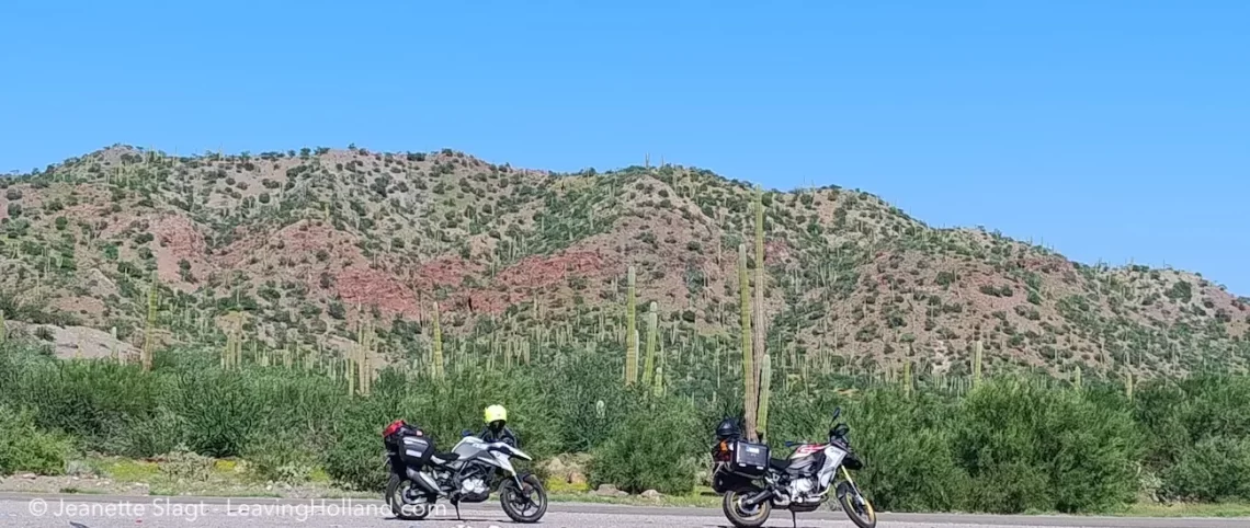 motoren voor een berg in de woestijn