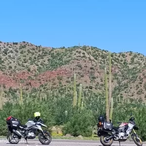 motoren voor een berg in de woestijn