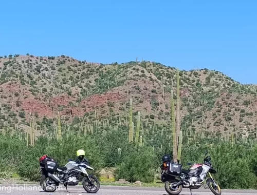motoren voor een berg in de woestijn