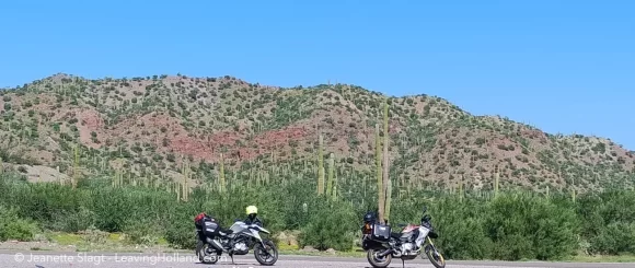 motoren voor een berg in de woestijn