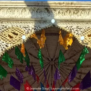 muziektentje met slingers in Mexico