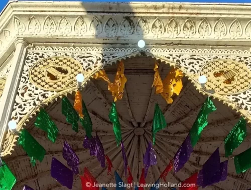 muziektentje met slingers in Mexico