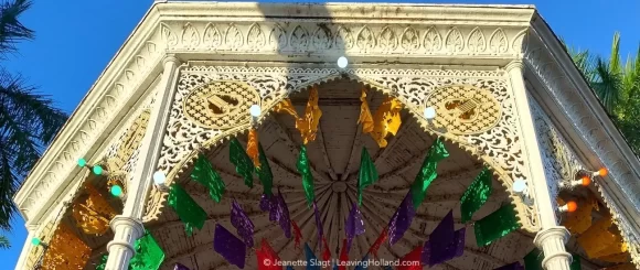 muziektentje met slingers in Mexico