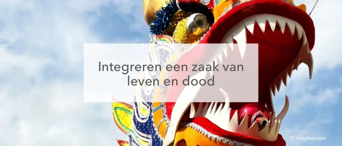 Integratie zaak leven of dood met Chinese draak blauwe lucht