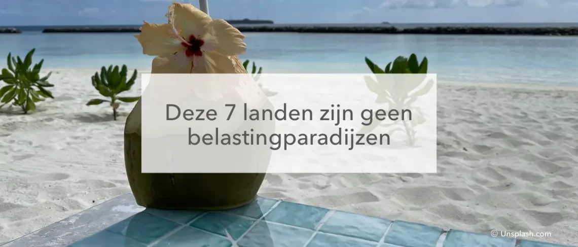 kokosnoot drankje op strand