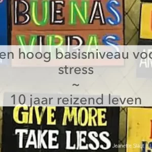 bordjes met motivatie teksten, en de titel: leven met een hoog stress niveau