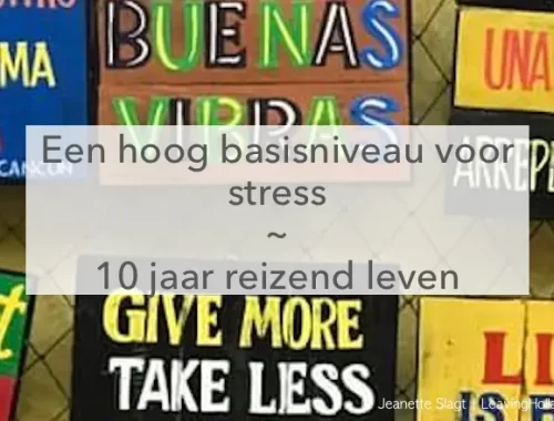bordjes met motivatie teksten, en de titel: leven met een hoog stress niveau