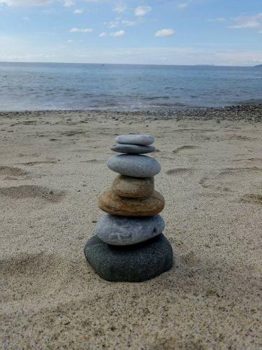 Stapel stenen op het strand (zen torentje) , bruin zand