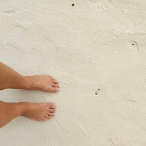 wit strand, jeanette slagt Filipijnen, voeten