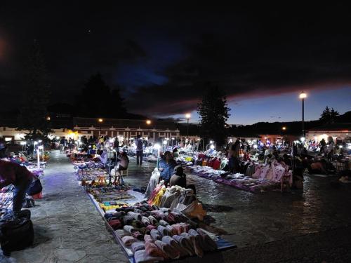 nachtmarkt met kledingkramen uitgestald op de grond