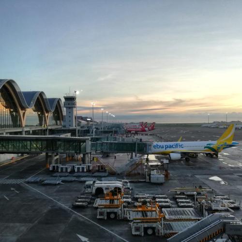 Cebu Airport, Jeanette slagt 10 jaar op reis