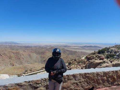 Sonora Woestijn, Mexico, uitkijkend over het Amerikaanse deel, waar de muur de woestijn in 2 delen hakt. 
