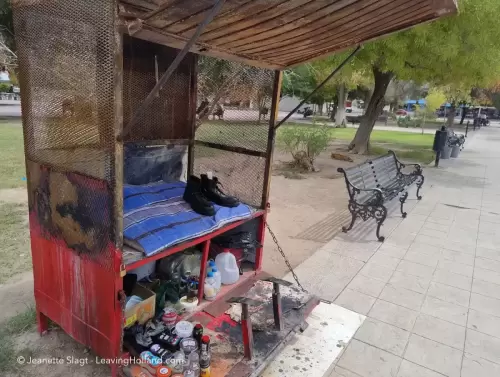 Verlaten schoenpoetsers werkplaats in het park vaan Caborca