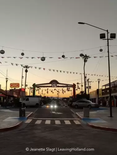 De dorpsstraat van San Felipe bij zonsondergang