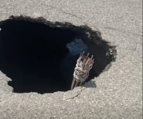 Sinkhole in la Paz, Baja California Sur op de Carretera Transpeninsular. Je kunt er doorheen kijken (licht aan het einde van de tunnel hahaha) 