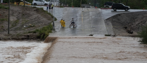 Wadi in La Paz, Baja California Sur, als het regent komt de stad bij deze plekken tot stilstand. 