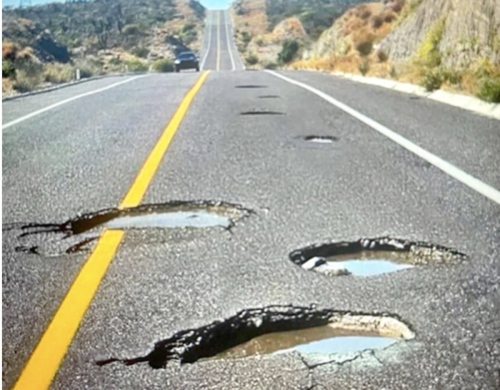 Gaten in de weg, hier op de Transpeninsular op het schiereiland van Baja California maar dit kom je overal wel tegen. 